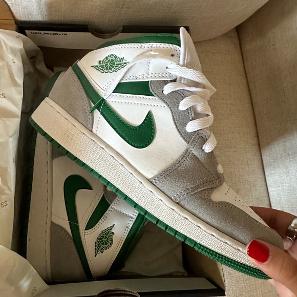 Air Jordan 1 Mid SE 'Grey Pine Green - Picture 2 of 3